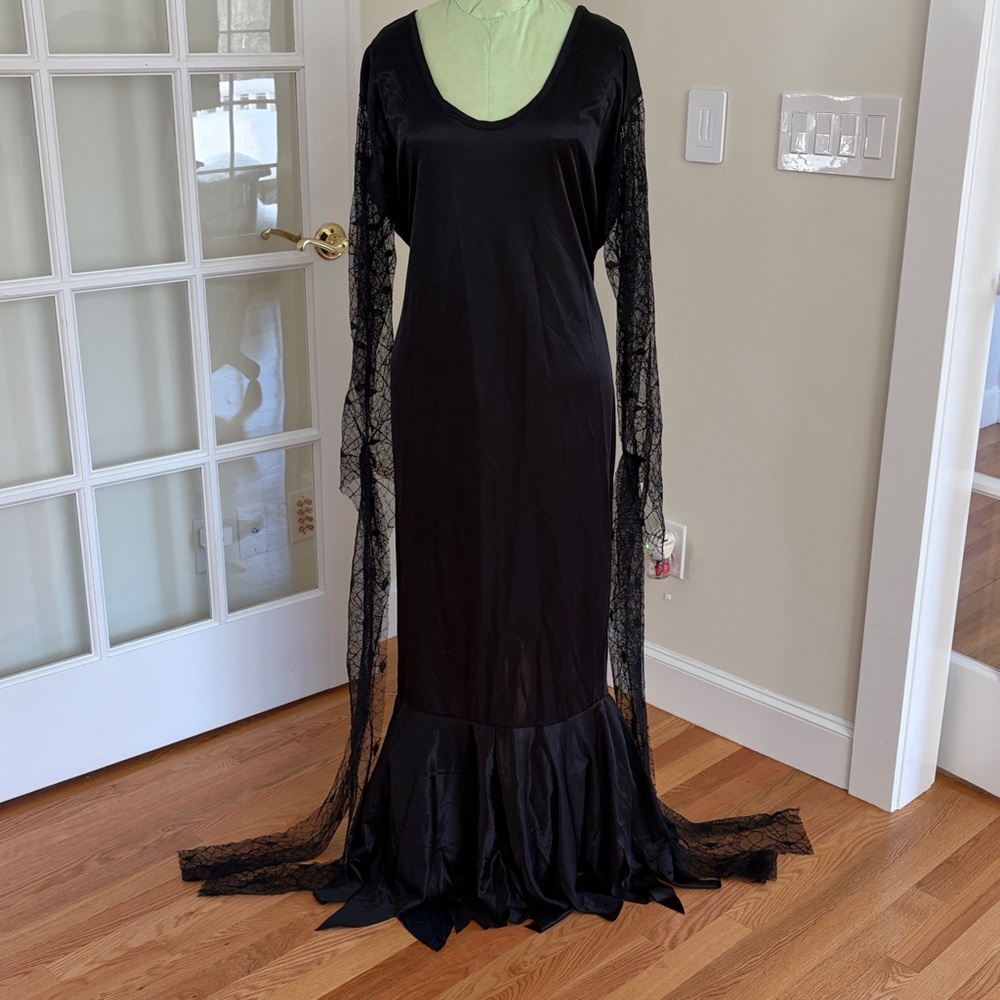 THE ADDAMS FAMILY Morticia Deluxe Adult Costume